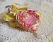 Collier Coeur Tendre brod&eacute; avec un ruban de soie Rose et Jaune, des perles en c&eacute;ramique, des Cristaux de Swarovski et des rocailles