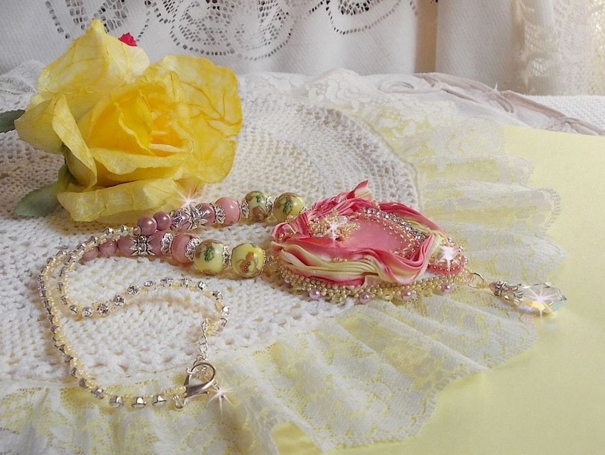 Collier Coeur Tendre brod&eacute; avec un ruban de soie Rose et Jaune, des perles en c&eacute;ramique, des Cristaux de Swarovski et des rocailles