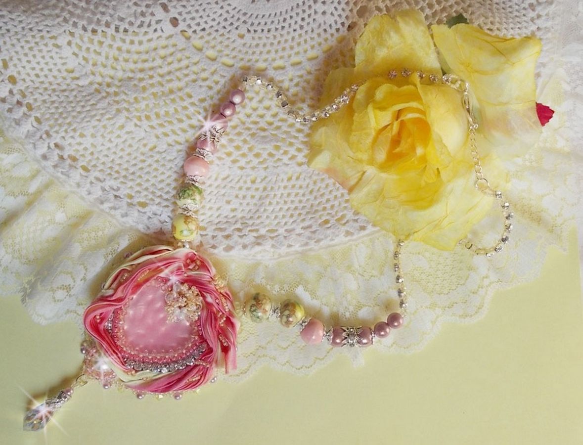 Collier Coeur Tendre brod&eacute; avec un ruban de soie Rose et Jaune, des perles en c&eacute;ramique, des Cristaux de Swarovski et des rocailles