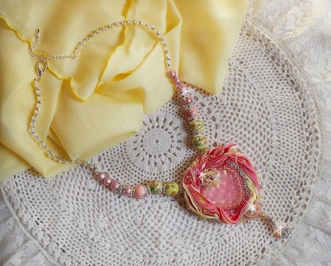 Collier Coeur Tendre brod&eacute; avec un ruban de soie Rose et Jaune, des perles en c&eacute;ramique, des Cristaux de Swarovski et des rocailles
