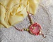 Collier Coeur Tendre brod&eacute; avec un ruban de soie Rose et Jaune, des perles en c&eacute;ramique, des Cristaux de Swarovski et des rocailles