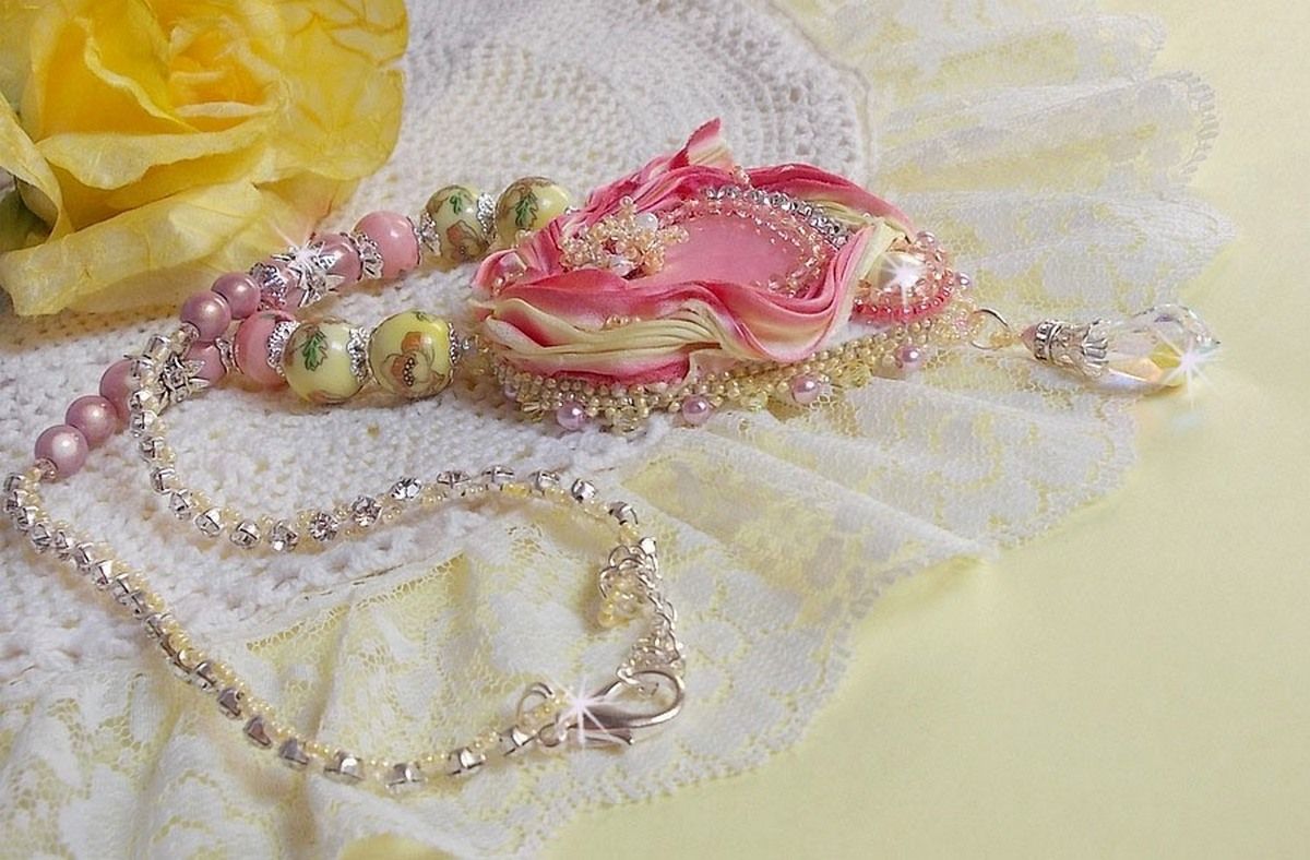 Collier Coeur Tendre brod&eacute; avec un ruban de soie Rose et Jaune, des perles en c&eacute;ramique, des Cristaux de Swarovski et des rocailles