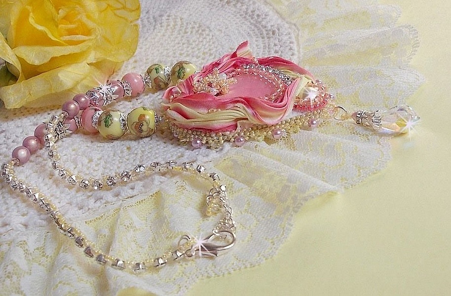 Collier Coeur Tendre brod&eacute; avec un ruban de soie Rose et Jaune, des perles en c&eacute;ramique, des Cristaux de Swarovski et des rocailles