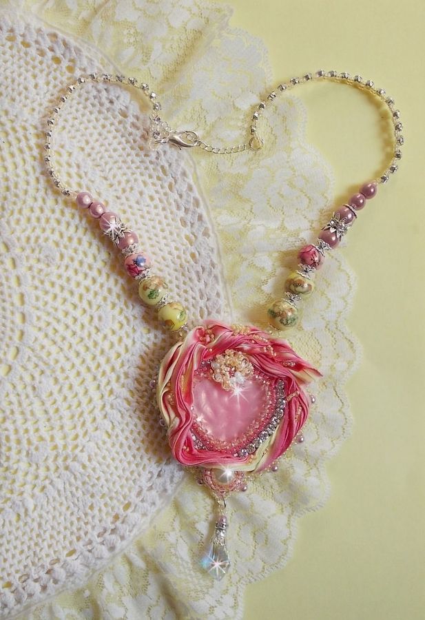 Collier Coeur Tendre brod&eacute; avec un ruban de soie Rose et Jaune, des perles en c&eacute;ramique, des Cristaux de Swarovski et des rocailles
