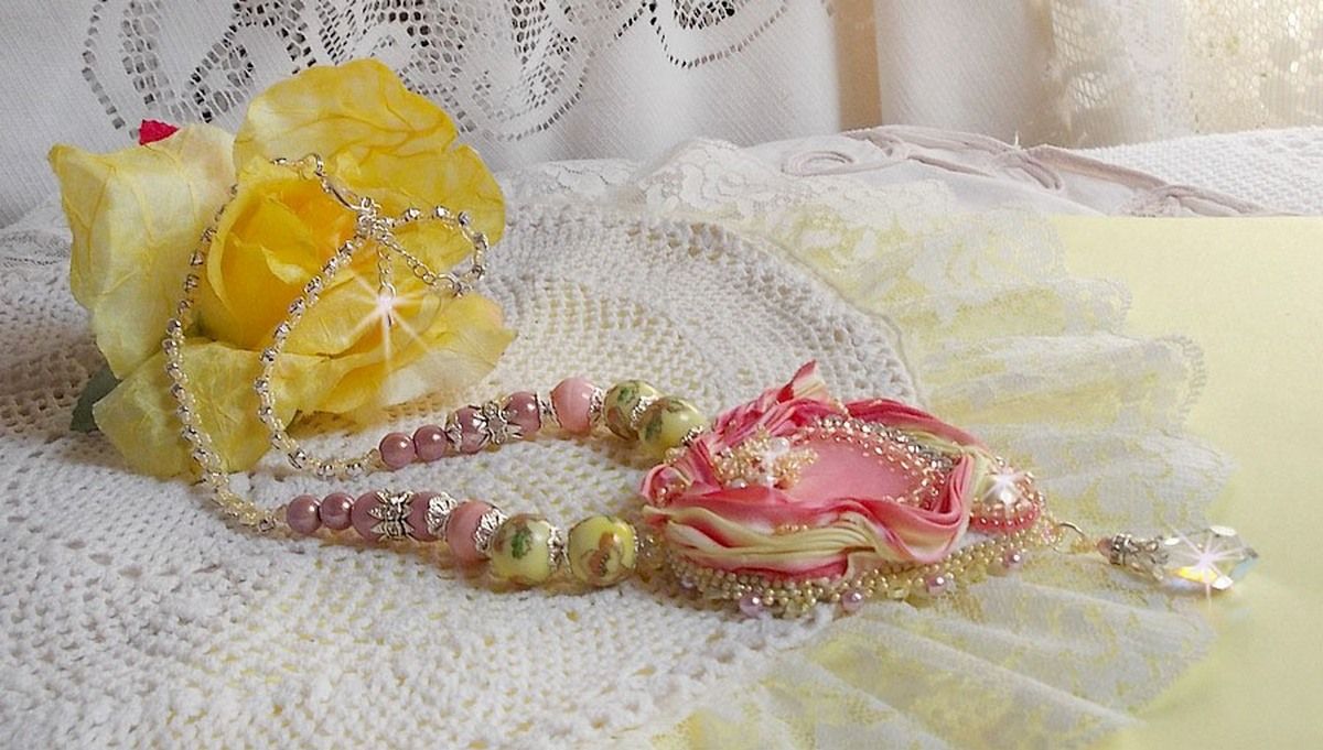 Collier Coeur Tendre brod&eacute; avec un ruban de soie Rose et Jaune, des perles en c&eacute;ramique, des Cristaux de Swarovski et des rocailles