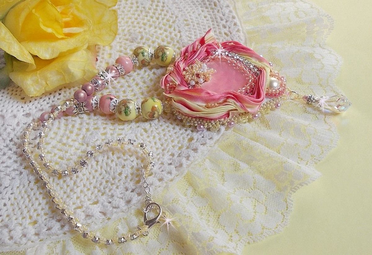 Collier Coeur Tendre brod&eacute; avec un ruban de soie Rose et Jaune, des perles en c&eacute;ramique, des Cristaux de Swarovski et des rocailles