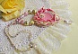 Collier Coeur Tendre brod&eacute; avec un ruban de soie Rose et Jaune, des perles en c&eacute;ramique, des Cristaux de Swarovski et des rocailles