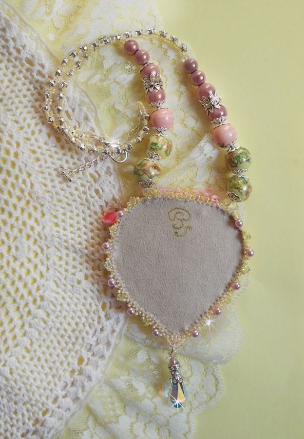 Collier Coeur Tendre brod&eacute; avec un ruban de soie Rose et Jaune, des perles en c&eacute;ramique, des Cristaux de Swarovski et des rocailles
