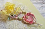 Collier Coeur Tendre brod&eacute; avec un ruban de soie Rose et Jaune, des perles en c&eacute;ramique, des Cristaux de Swarovski et des rocailles