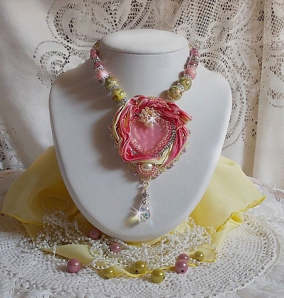 Collier Coeur Tendre brod&eacute; avec un ruban de soie Rose et Jaune, des perles en c&eacute;ramique, des Cristaux de Swarovski et des rocailles