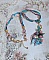  Collier Coquette cr&eacute;&eacute; avec deux estampes &agrave; laquelle s&rsquo;ajoute des fleurs en velours floqu&eacute;, perles aplaties Cristal, fleurs : Epoxy, Porcelaine, R&eacute;sine, cabochon loupe, rubans et cha&icirc;ne plaqu&eacute; Or