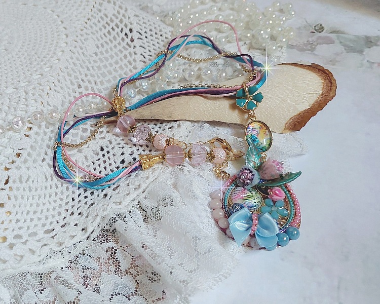  Collier Coquette cr&eacute;&eacute; avec deux estampes &agrave; laquelle s&rsquo;ajoute des fleurs en velours floqu&eacute;, perles aplaties Cristal, fleurs : Epoxy, Porcelaine, R&eacute;sine, cabochon loupe, rubans et cha&icirc;ne plaqu&eacute; Or