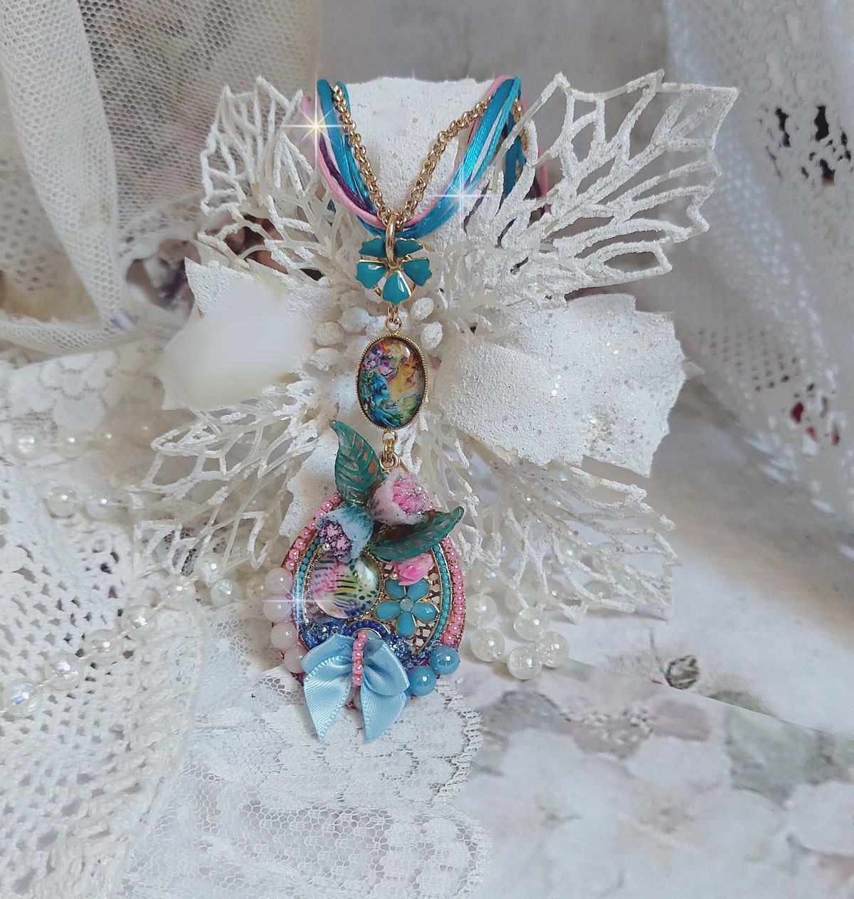  Collier Coquette cr&eacute;&eacute; avec deux estampes &agrave; laquelle s&rsquo;ajoute des fleurs en velours floqu&eacute;, perles aplaties Cristal, fleurs : Epoxy, Porcelaine, R&eacute;sine, cabochon loupe, rubans et cha&icirc;ne plaqu&eacute; Or