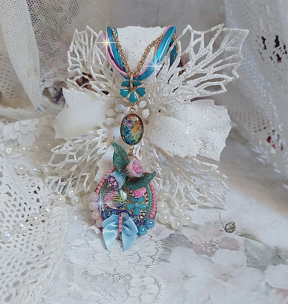  Collier Coquette cr&eacute;&eacute; avec deux estampes &agrave; laquelle s&rsquo;ajoute des fleurs en velours floqu&eacute;, perles aplaties Cristal, fleurs : Epoxy, Porcelaine, R&eacute;sine, cabochon loupe, rubans et cha&icirc;ne plaqu&eacute; Or