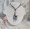  Collier Coquette cr&eacute;&eacute; avec deux estampes &agrave; laquelle s&rsquo;ajoute des fleurs en velours floqu&eacute;, perles aplaties Cristal, fleurs : Epoxy, Porcelaine, R&eacute;sine, cabochon loupe, rubans et cha&icirc;ne plaqu&eacute; Or