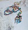  Collier Coquette cr&eacute;&eacute; avec deux estampes &agrave; laquelle s&rsquo;ajoute des fleurs en velours floqu&eacute;, perles aplaties Cristal, fleurs : Epoxy, Porcelaine, R&eacute;sine, cabochon loupe, rubans et cha&icirc;ne plaqu&eacute; Or