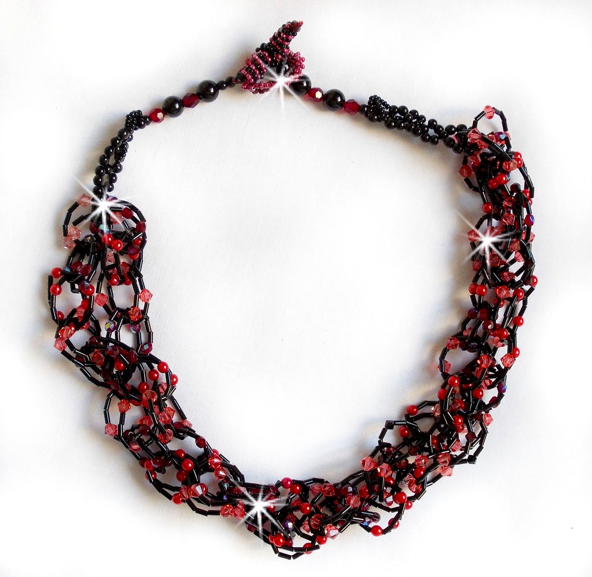 Collier Feeling mont&eacute; avec des rocailles tubes, des cristaux de Swarovski et des facettes