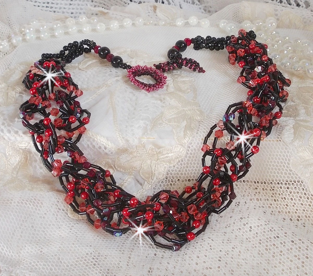 Collier Feeling mont&eacute; avec des rocailles tubes, des cristaux de Swarovski et des facettes