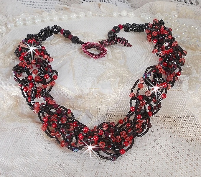 Collier Feeling mont&eacute; avec des rocailles tubes, des cristaux de Swarovski et des facettes