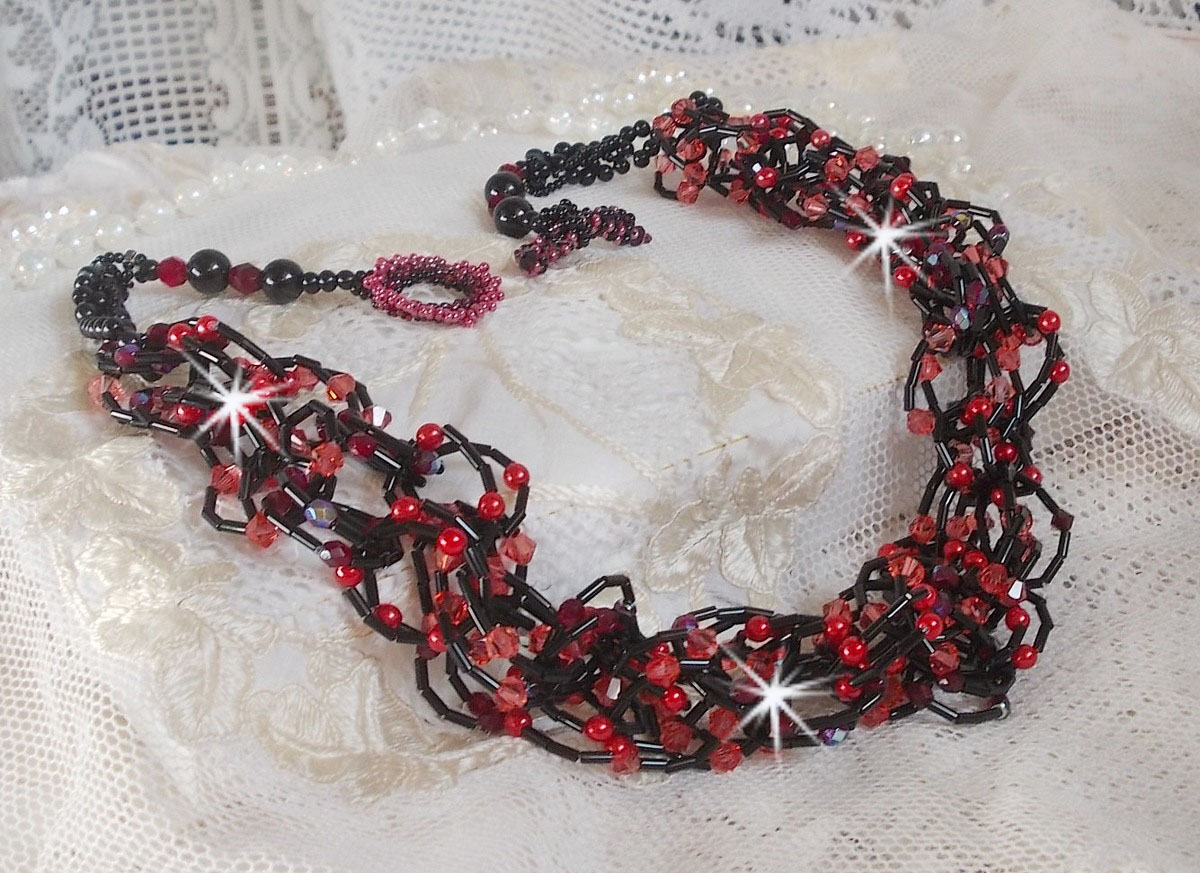 Collier Feeling mont&eacute; avec des rocailles tubes, des cristaux de Swarovski et des facettes