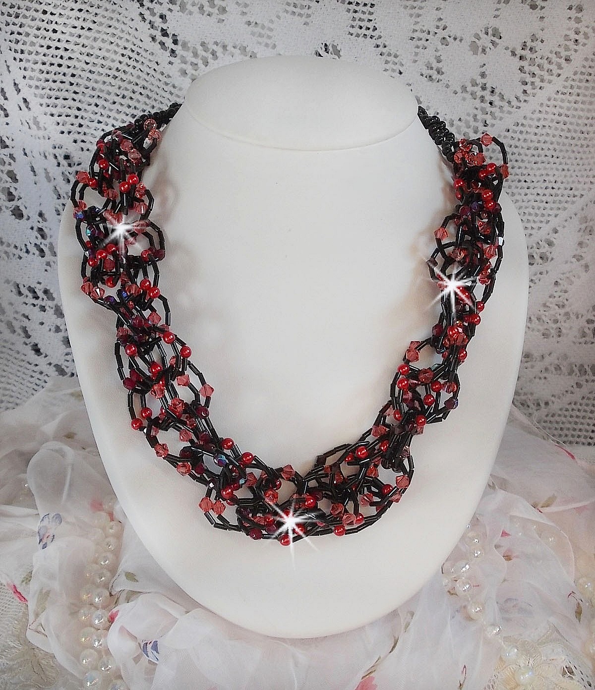 Collier Feeling mont&eacute; avec des rocailles tubes, des cristaux de Swarovski et des facettes
