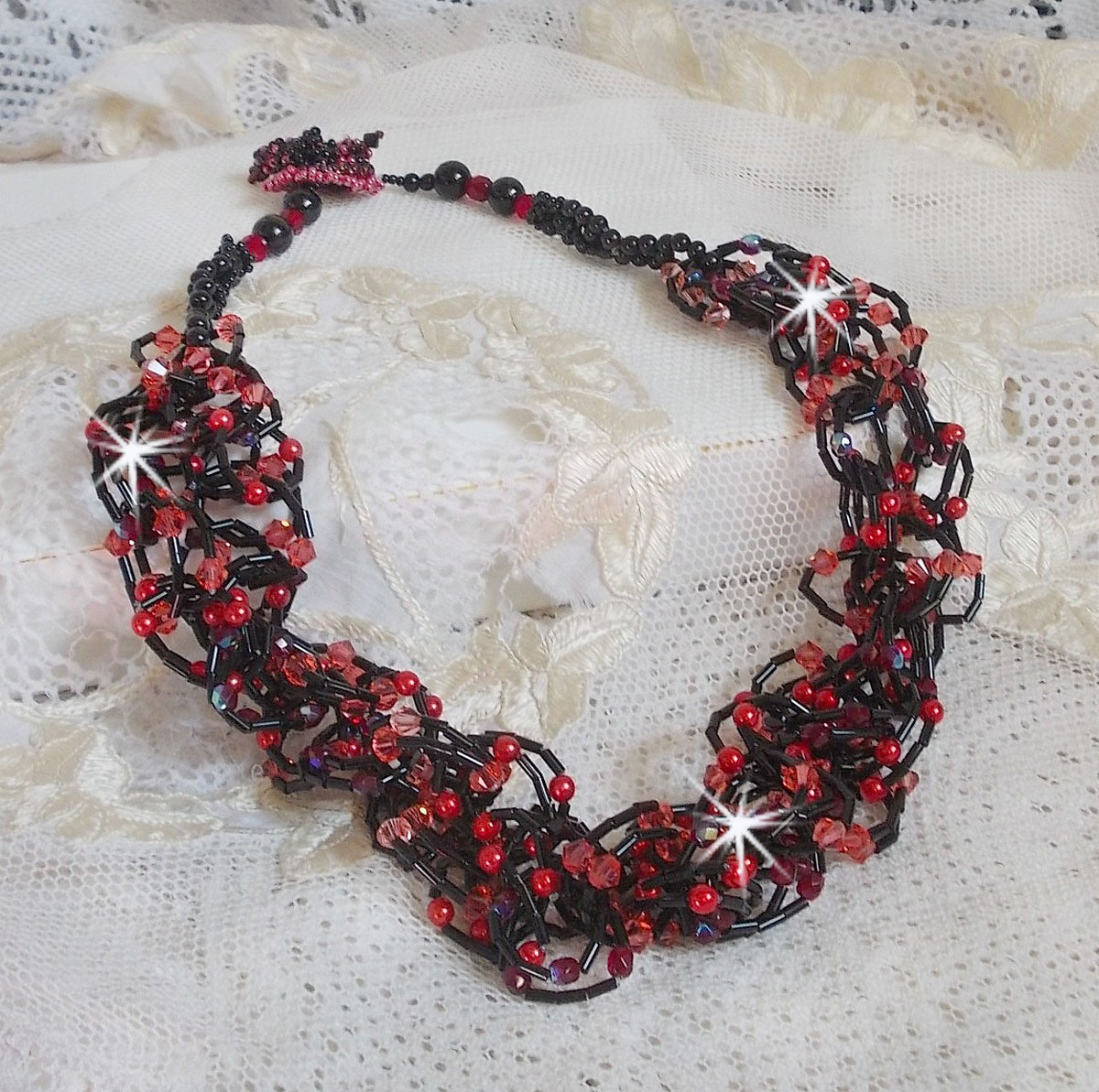 Collier Feeling mont&eacute; avec des rocailles tubes, des cristaux de Swarovski et des facettes