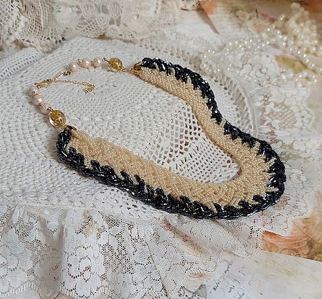 Collier C&eacute;lestine cr&eacute;&eacute; avec rocailles en verre, perles Murano, coquilles, fermoir et cha&icirc;nette en plaqu&eacute; or