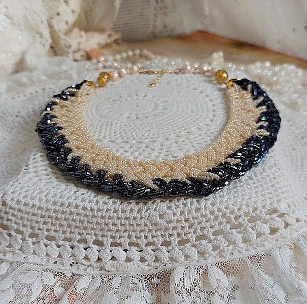 Collier C&eacute;lestine cr&eacute;&eacute; avec rocailles en verre, perles Murano, coquilles, fermoir et cha&icirc;nette en plaqu&eacute; or