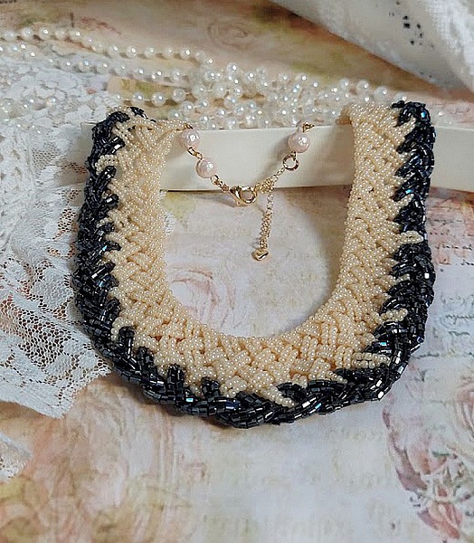 Collier C&eacute;lestine cr&eacute;&eacute; avec rocailles en verre, perles Murano, coquilles, fermoir et cha&icirc;nette en plaqu&eacute; or