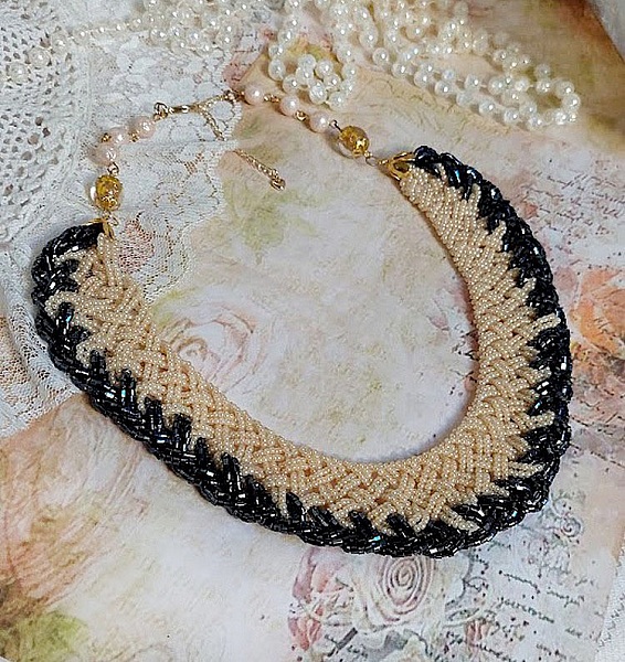 Collier C&eacute;lestine cr&eacute;&eacute; avec rocailles en verre, perles Murano, coquilles, fermoir et cha&icirc;nette en plaqu&eacute; or