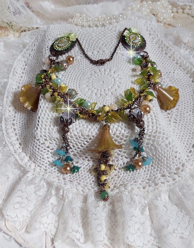 Collier C&eacute;zanne avec des grandes et petites fleurs peintes &agrave; la main &agrave; laquelle s&rsquo;ajoute des feuilles, cristaux, pierres de Gemme : Aventurine et Jade Jaune, breloques, perles et accessoires Cuivre 