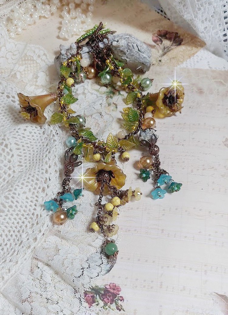Collier C&eacute;zanne avec des grandes et petites fleurs peintes &agrave; la main &agrave; laquelle s&rsquo;ajoute des feuilles, cristaux, pierres de Gemme : Aventurine et Jade Jaune, breloques, perles et accessoires Cuivre 