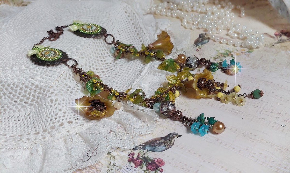 Collier C&eacute;zanne avec des grandes et petites fleurs peintes &agrave; la main &agrave; laquelle s&rsquo;ajoute des feuilles, cristaux, pierres de Gemme : Aventurine et Jade Jaune, breloques, perles et accessoires Cuivre 