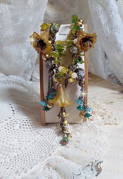 Collier C&eacute;zanne avec des grandes et petites fleurs peintes &agrave; la main &agrave; laquelle s&rsquo;ajoute des feuilles, cristaux, pierres de Gemme : Aventurine et Jade Jaune, breloques, perles et accessoires Cuivre 