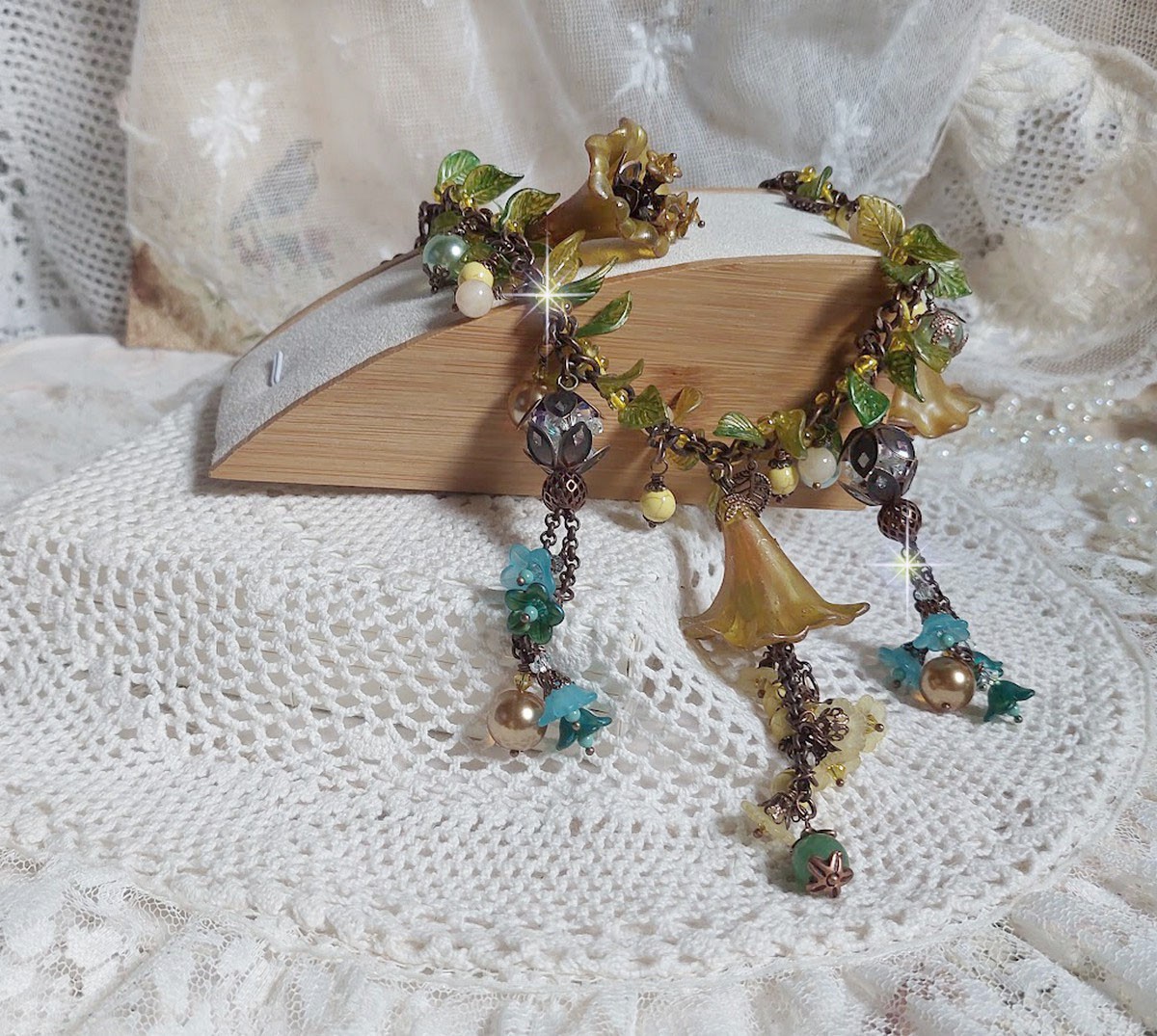 Collier C&eacute;zanne avec des grandes et petites fleurs peintes &agrave; la main &agrave; laquelle s&rsquo;ajoute des feuilles, cristaux, pierres de Gemme : Aventurine et Jade Jaune, breloques, perles et accessoires Cuivre 