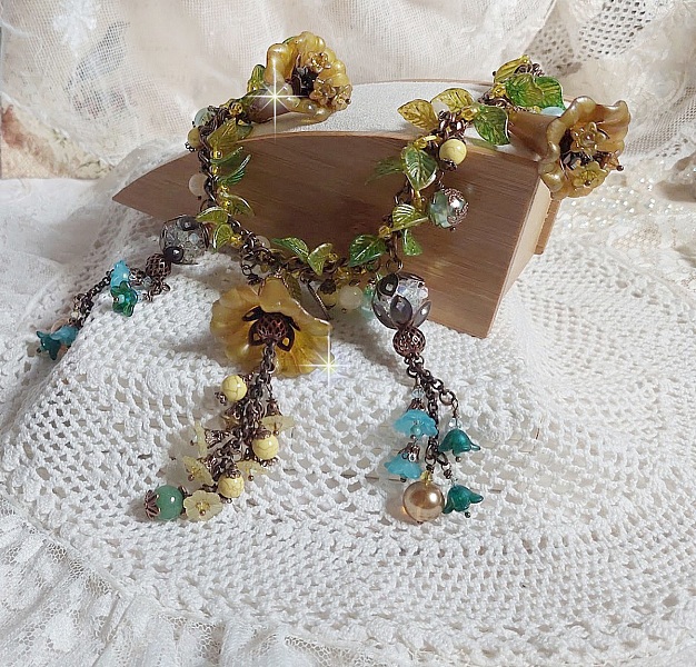 Collier C&eacute;zanne avec des grandes et petites fleurs peintes &agrave; la main &agrave; laquelle s&rsquo;ajoute des feuilles, cristaux, pierres de Gemme : Aventurine et Jade Jaune, breloques, perles et accessoires Cuivre 