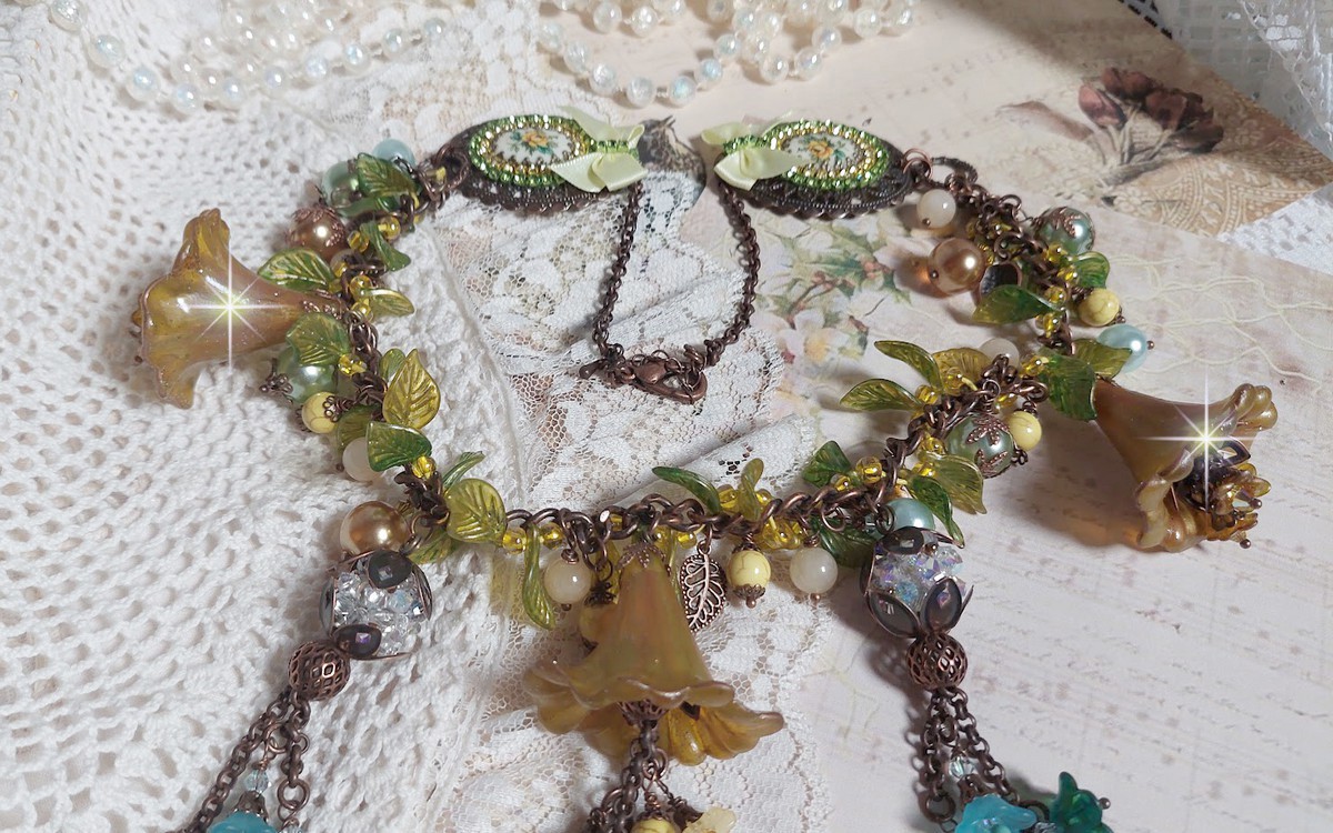 Collier C&eacute;zanne avec des grandes et petites fleurs peintes &agrave; la main &agrave; laquelle s&rsquo;ajoute des feuilles, cristaux, pierres de Gemme : Aventurine et Jade Jaune, breloques, perles et accessoires Cuivre 