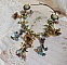 Collier C&eacute;zanne avec des grandes et petites fleurs peintes &agrave; la main &agrave; laquelle s&rsquo;ajoute des feuilles, cristaux, pierres de Gemme : Aventurine et Jade Jaune, breloques, perles et accessoires Cuivre 