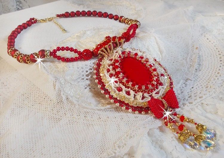 Pendentif Nous Deux Haute Couture brod&eacute; avec cabochon Verre sur dentelle Ivoire, fleurs et toupies Cristal AB orn&eacute;s de rocailles, perles en Verre et R&eacute;sine. Mont&eacute;s avec gouttes et perles Cristal