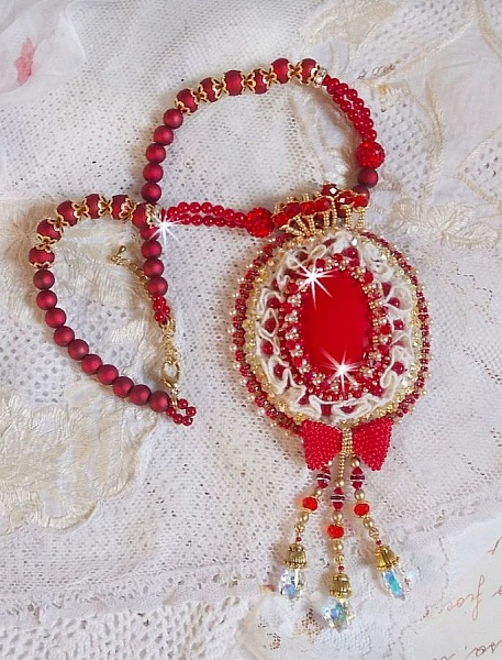 Pendentif Nous Deux Haute Couture brod&eacute; avec cabochon Verre sur dentelle Ivoire, fleurs et toupies Cristal AB orn&eacute;s de rocailles, perles en Verre et R&eacute;sine. Mont&eacute;s avec gouttes et perles Cristal