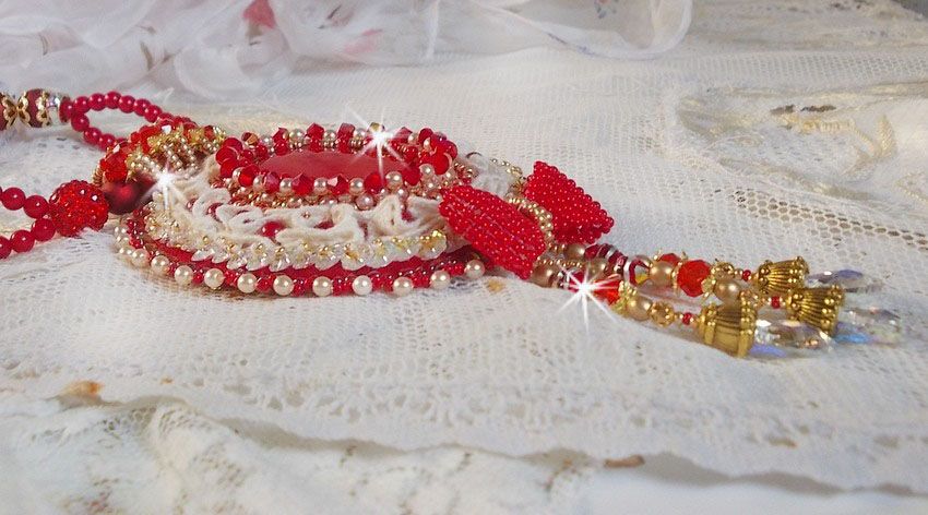 Pendentif Nous Deux Haute Couture brod&eacute; avec cabochon Verre sur dentelle Ivoire, fleurs et toupies Cristal AB orn&eacute;s de rocailles, perles en Verre et R&eacute;sine. Mont&eacute;s avec gouttes et perles Cristal