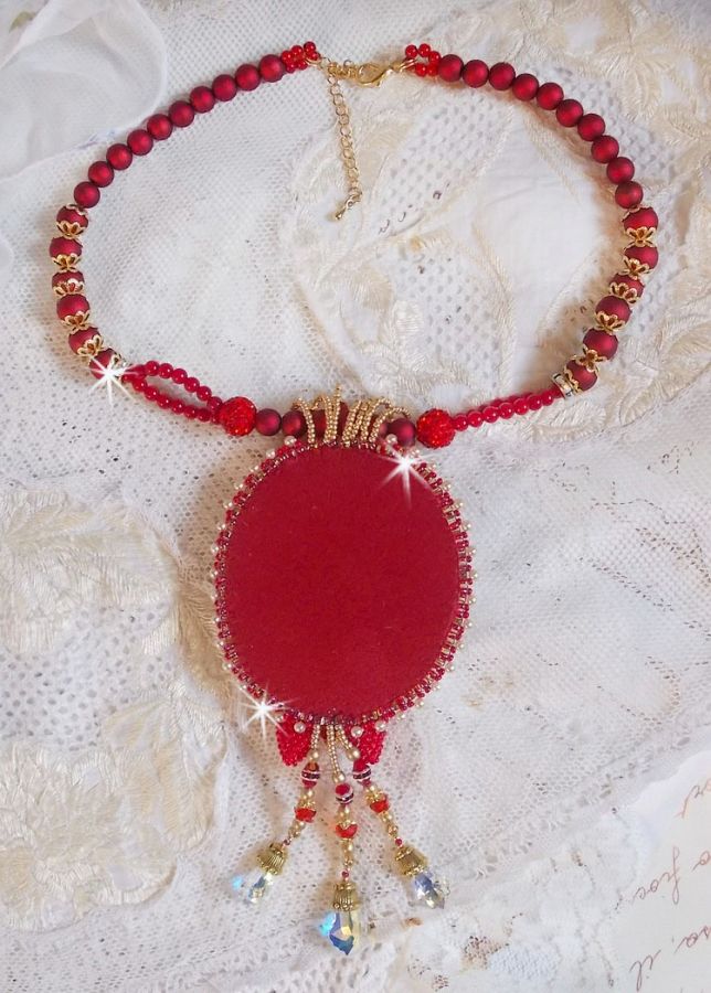 Pendentif Nous Deux Haute Couture brod&eacute; avec cabochon Verre sur dentelle Ivoire, fleurs et toupies Cristal AB orn&eacute;s de rocailles, perles en Verre et R&eacute;sine. Mont&eacute;s avec gouttes et perles Cristal