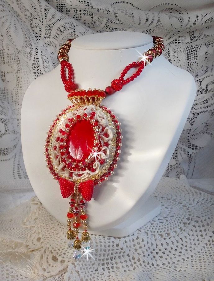 Pendentif Nous Deux Haute Couture brod&eacute; avec cabochon Verre sur dentelle Ivoire, fleurs et toupies Cristal AB orn&eacute;s de rocailles, perles en Verre et R&eacute;sine. Mont&eacute;s avec gouttes et perles Cristal