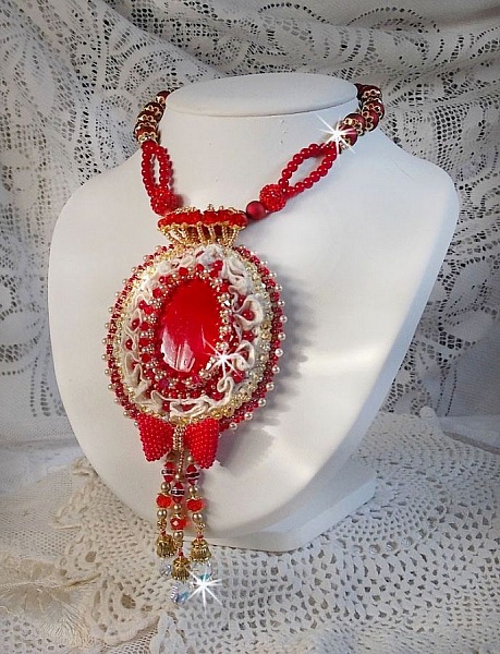Pendentif Nous Deux Haute Couture brod&eacute; avec cabochon Verre sur dentelle Ivoire, fleurs et toupies Cristal AB orn&eacute;s de rocailles, perles en Verre et R&eacute;sine. Mont&eacute;s avec gouttes et perles Cristal