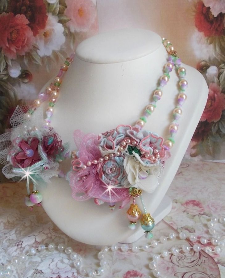 Collier Douceur poudr&eacute;e brod&eacute; avec de la dentelle, fleurs en tissu, fleurs en voile, fleurs lucites, tulle, &eacute;tamines, r&eacute;sine tubulaire, perles rondes nacr&eacute;es, perles rondes Jade et fermoirs Plaqu&eacute; Or