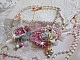 Collier Douceur poudr&eacute;e brod&eacute; avec de la dentelle, fleurs en tissu, fleurs en voile, fleurs lucites, tulle, &eacute;tamines, r&eacute;sine tubulaire, perles rondes nacr&eacute;es, perles rondes Jade et fermoirs Plaqu&eacute; Or
