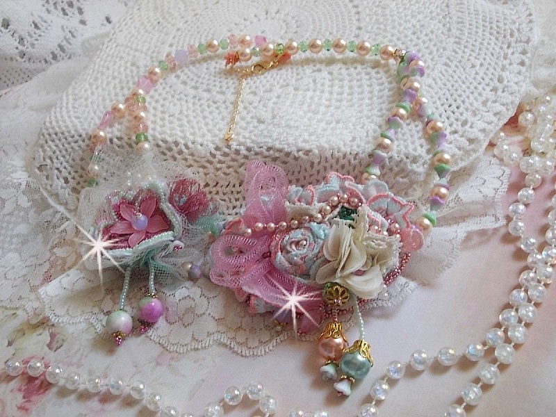 Collier Douceur poudr&eacute;e brod&eacute; avec de la dentelle, fleurs en tissu, fleurs en voile, fleurs lucites, tulle, &eacute;tamines, r&eacute;sine tubulaire, perles rondes nacr&eacute;es, perles rondes Jade et fermoirs Plaqu&eacute; Or