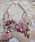 Collier Douceur poudr&eacute;e brod&eacute; avec de la dentelle, fleurs en tissu, fleurs en voile, fleurs lucites, tulle, &eacute;tamines, r&eacute;sine tubulaire, perles rondes nacr&eacute;es, perles rondes Jade et fermoirs Plaqu&eacute; Or