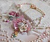 Collier Douceur poudr&eacute;e brod&eacute; avec de la dentelle, fleurs en tissu, fleurs en voile, fleurs lucites, tulle, &eacute;tamines, r&eacute;sine tubulaire, perles rondes nacr&eacute;es, perles rondes Jade et fermoirs Plaqu&eacute; Or