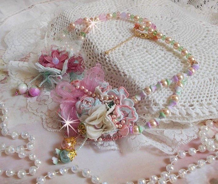Collier Douceur poudr&eacute;e brod&eacute; avec de la dentelle, fleurs en tissu, fleurs en voile, fleurs lucites, tulle, &eacute;tamines, r&eacute;sine tubulaire, perles rondes nacr&eacute;es, perles rondes Jade et fermoirs Plaqu&eacute; Or